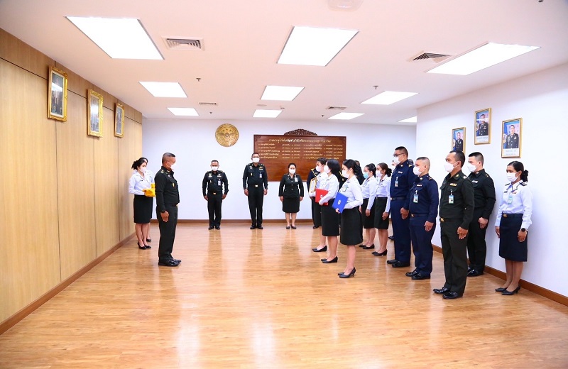 พล.ท.สุรศักดิ์ วรรณสมบูรณ์ ผอ.สพร.กห. ได้กรุณามอบประกาศนียบัตรให้แก่กำลังพลที่มีผลการเรียนดีเยี่ยมหลักสูตรนายทหารสารบรรณชั้นนายพัน ของ สป. ,พิธีมอบประกาศเกียรติคุณให้กับข้าราชการดีเด่น ของ สพร.กห.และ พิธีมอบทุนการศึกษาบุตร