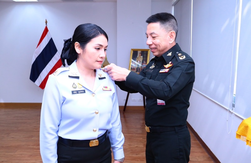 สพร.กห. จัดพิธีประดับยศ ให้แก่ข้าราชการที่ได้รับการเลื่อนยศสูงขึ้น จำนวน 1 นาย คือ จ.ส.ท.หญิง กฤติญา บุญปกครอง ตำแหน่ง เสมียนแผนกนโยบายและแผน
