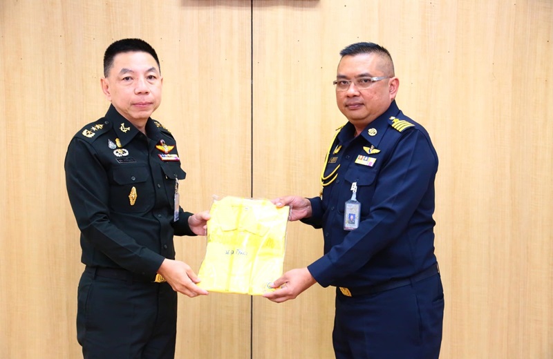 พล.ท.ชูเลิศ จิระรัตนเมธากร ผอ.สพร.กห. ได้กรุณามอบเสื้อสีเหลือง ประดับตราสัญลักษณ์ งานเฉลิมพระเกียรติพระบาทสมเด็จพระเจ้าอยู่หัว