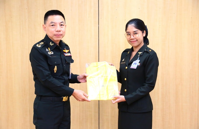 พล.ท.ชูเลิศ จิระรัตนเมธากร ผอ.สพร.กห. ได้กรุณามอบเสื้อสีเหลือง ประดับตราสัญลักษณ์ งานเฉลิมพระเกียรติพระบาทสมเด็จพระเจ้าอยู่หัว