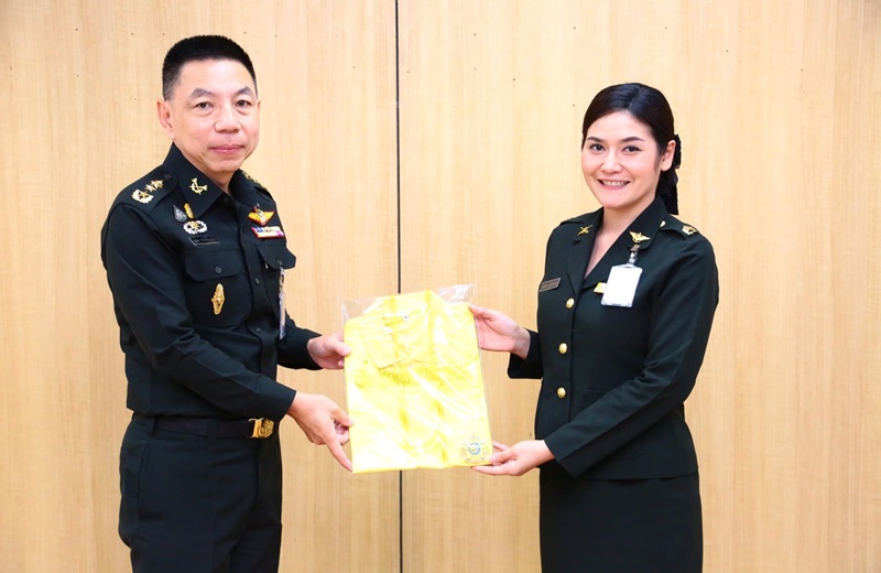 พล.ท.ชูเลิศ จิระรัตนเมธากร ผอ.สพร.กห. ได้กรุณามอบเสื้อสีเหลือง ประดับตราสัญลักษณ์ งานเฉลิมพระเกียรติพระบาทสมเด็จพระเจ้าอยู่หัว
