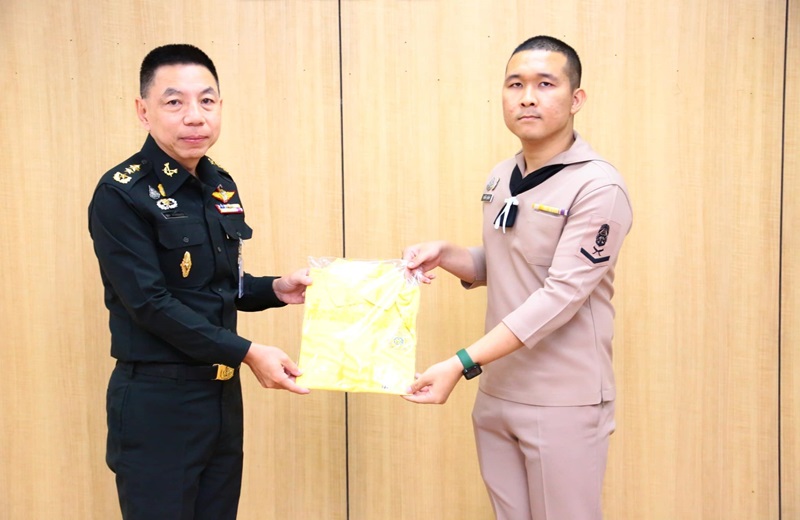 พล.ท.ชูเลิศ จิระรัตนเมธากร ผอ.สพร.กห. ได้กรุณามอบเสื้อสีเหลือง ประดับตราสัญลักษณ์ งานเฉลิมพระเกียรติพระบาทสมเด็จพระเจ้าอยู่หัว
