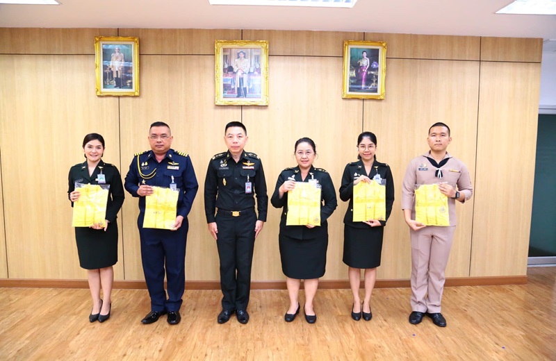 พล.ท.ชูเลิศ จิระรัตนเมธากร ผอ.สพร.กห. ได้กรุณามอบเสื้อสีเหลือง ประดับตราสัญลักษณ์ งานเฉลิมพระเกียรติพระบาทสมเด็จพระเจ้าอยู่หัว