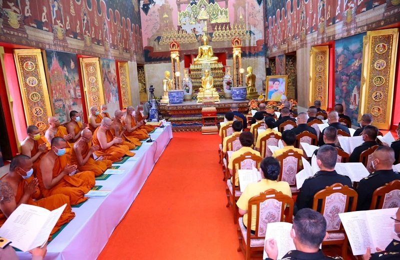 พล.ท.สุรศักดิ์ วรรณสมบูรณ์ ผอ.สพร.กห.เข้าร่วมพิธี พร้อมด้วยกำลังพล สพร.กห น้อมใจกันสวดมนต์บูชาธรรม อธิษฐานจิต ถวายพระพรชัยมงคล ณ พระอุโบสถ วัดชินวราราม วรวิหาร จ.ปทุมธานี