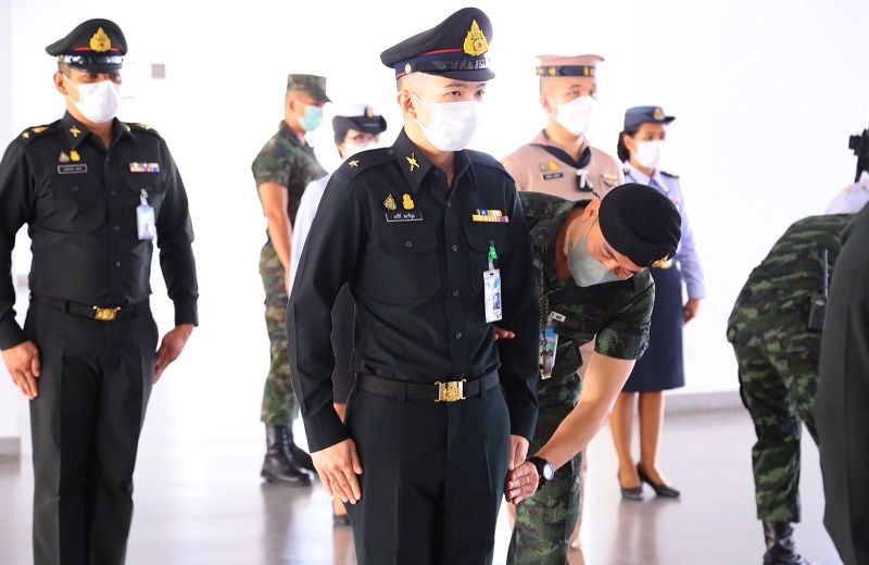 สพร.กห. ได้จัดให้มีการฝึกทบทวนท่าบุคคลเบื้องต้น เพื่อให้กำลังพลของ สพร.กห. มีบุคลิกลักษณะทหาร ถูกต้อง ตามระเบียบวินัย และแบบธรรมเนียมของทหาร ณ ใต้อาคารที่พักนายทหารสัญญาบัตร (น.1)