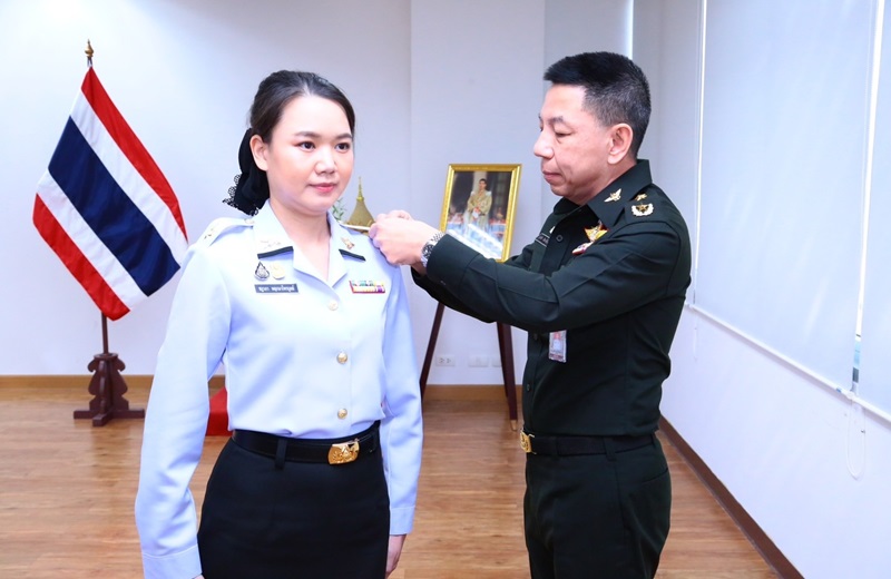 สพร.กห. จัดพิธีประดับยศ ให้แก่ข้าราชการที่ได้รับการเลื่อนยศสูงขึ้น จำนวน 2 นาย